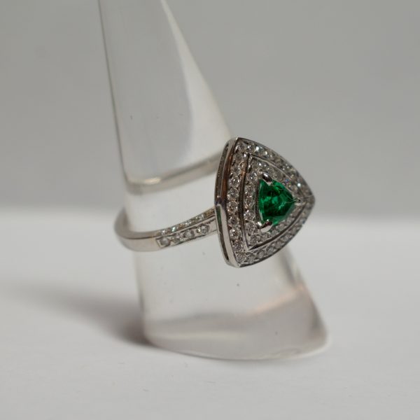 White Gold Ring with 73 Brilliants and Emerald - Image 3