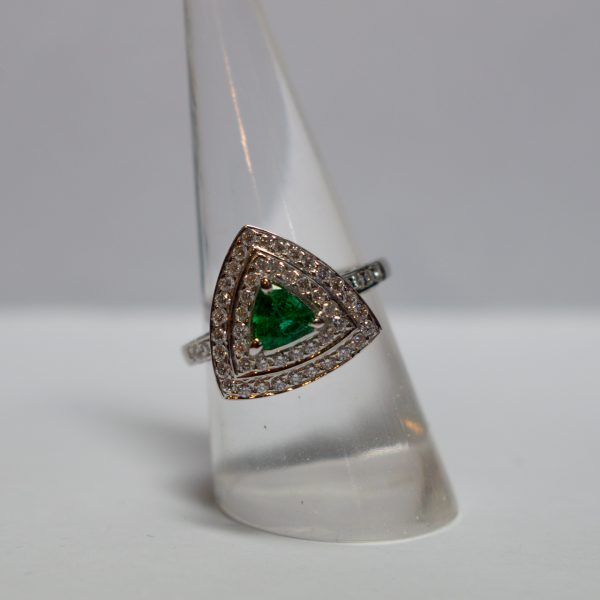 White Gold Ring with 73 Brilliants and Emerald