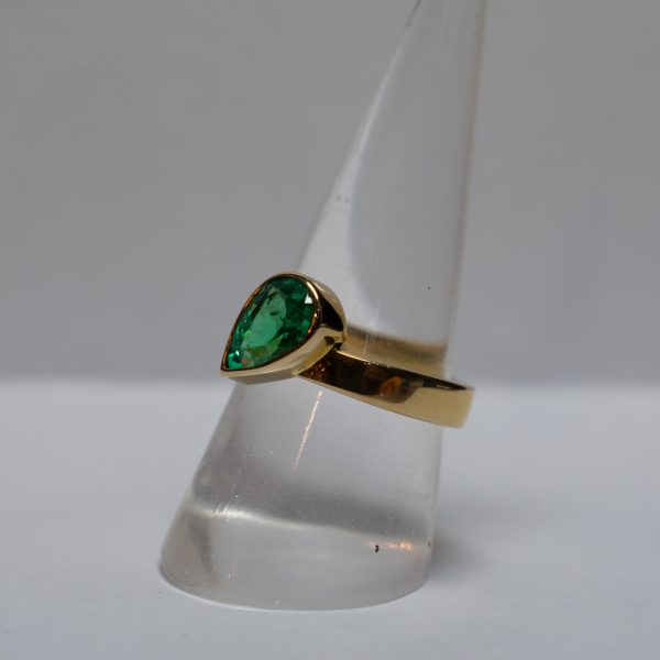 Yellow Gold Ring with Emerald in Tear - Image 3