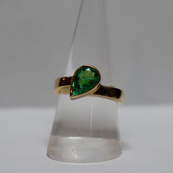 Yellow Gold Ring with Emerald in Tear