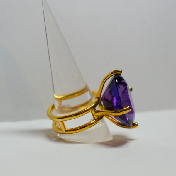 Gold Ring with Amethyst and Brilliants