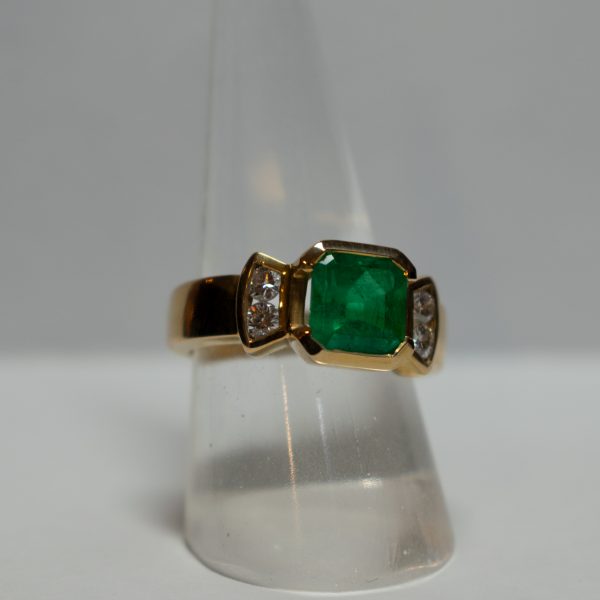 Yellow Gold Ring with Emerald