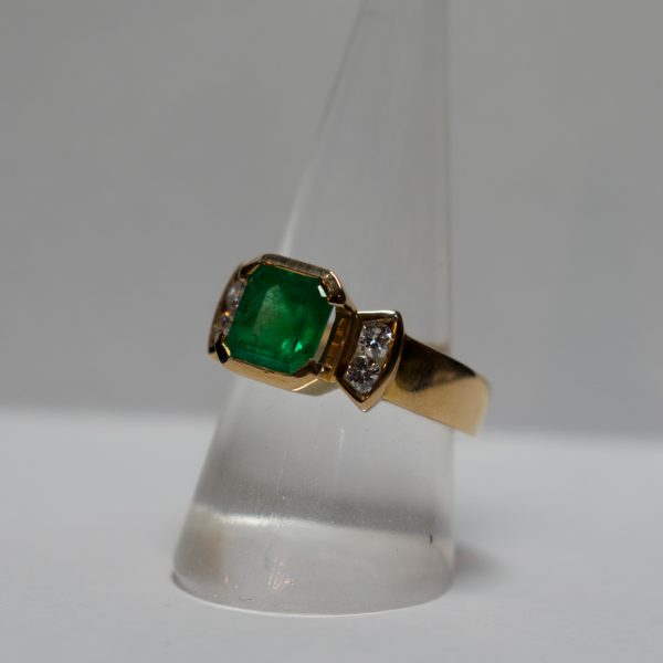 Yellow Gold Ring with Emerald - Image 3