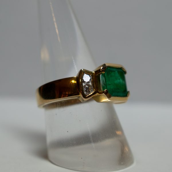 Yellow Gold Ring with Emerald - Image 4
