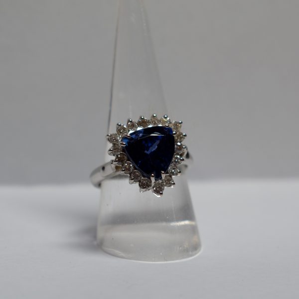 White Gold Ring with Tanzanite and 18 Brilliants - Image 3